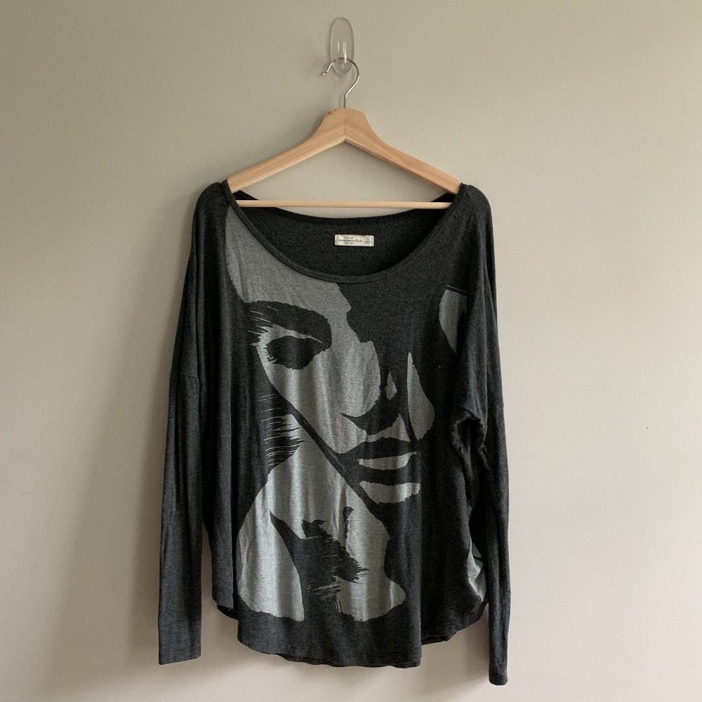 LARGE MONOCHROME PORTRAIT GRAPHIC LONG SLEEVE